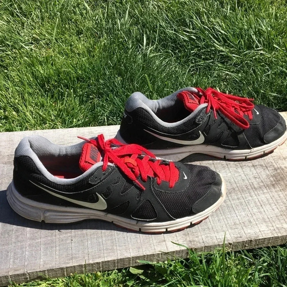 Nike Revolution 2 Men’s Sneakers Kicks Shoes Black - Picture 2 of 9